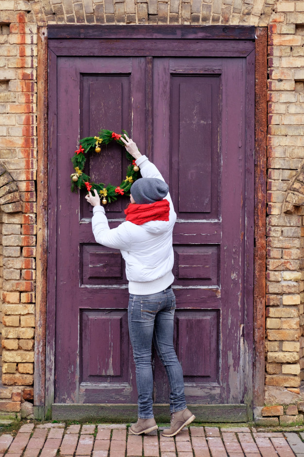 Comment fabriquer une décoration de porte pour Noël ?