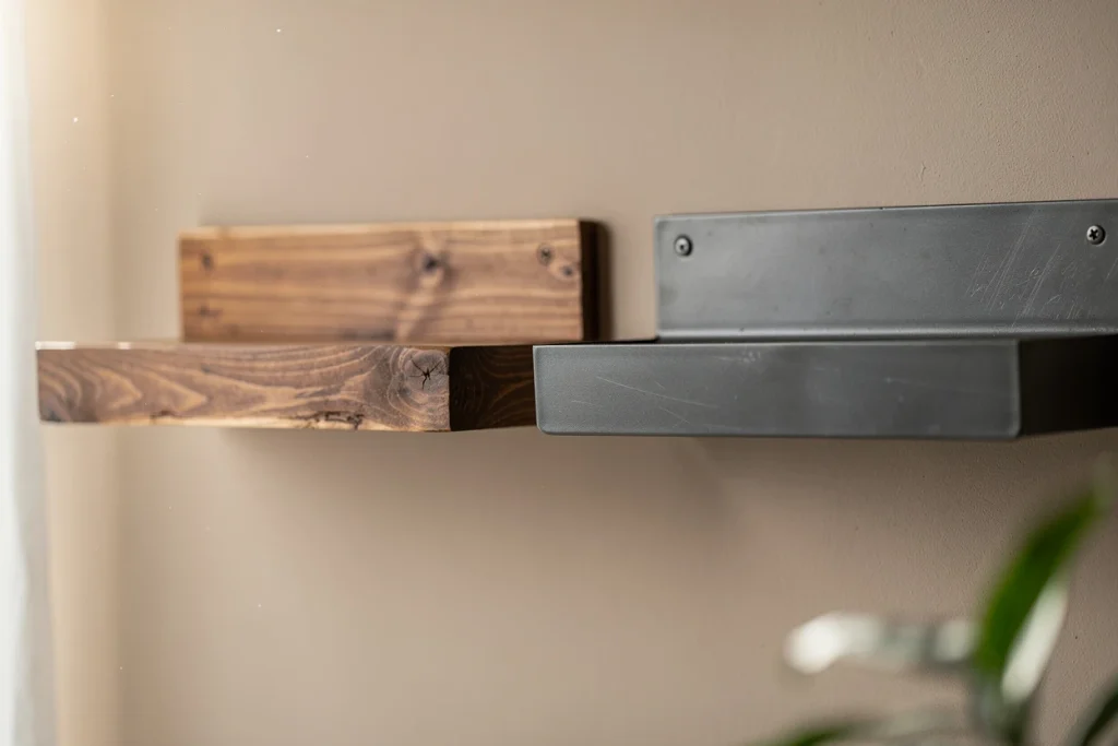 Bois vs métal : quelle étagère murale est faite pour vous ?