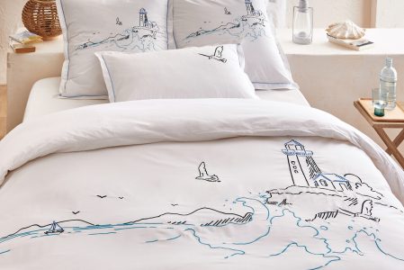 Parure de lit brodée : ce détail qui change la sensation d’une chambre