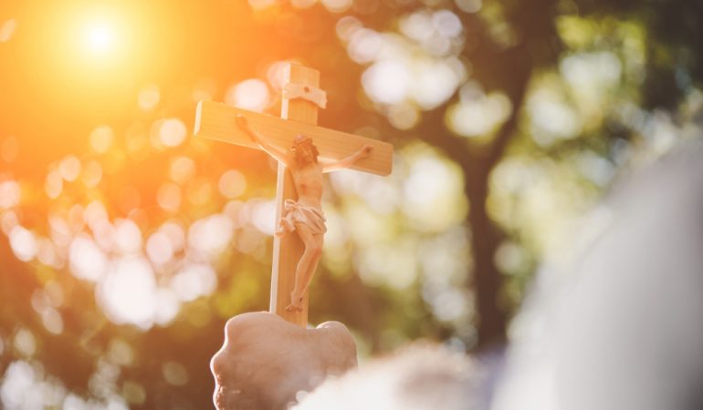 Pourquoi l’image du Christ change d’une médaille à l’autre ?
